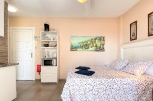 1 dormitorio con 1 cama y una pintura en la pared en Mariposa Studio Casasol, en Nerja