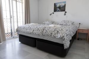sypialnia z łóżkiem w pokoju z oknem w obiekcie Casa Ekman Fuentesol Casasol w mieście Nerja +14 zdjęć
