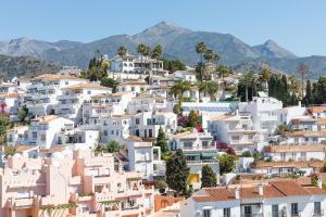 a cityscape of white houses on a hill w obiekcie Casa Ekman Fuentesol Casasol w mieście Nerja