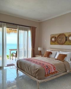 Tempat tidur dalam kamar di VnS Beachfront Guesthouse