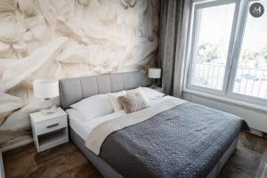 een slaapkamer met een grote witte marmeren muur bij AH Nová Terasa II in Košice