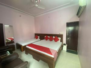เตียงในห้องที่ Hotel Aarjee Crescent Jaipur
