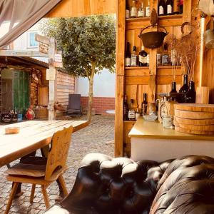 - un salon avec un canapé et une table avec des bouteilles dans l'établissement Vintage Home 55 / Direkt am Fuße zur Wartburg, à Eisenach