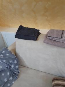 Dos toallas están encima de un colchón. en Milano Malpensa Grandi Mansarda Attico, en Gallarate
