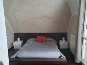 Кровать или кровати в номере Milano Malpensa Grandi Mansarda Attico