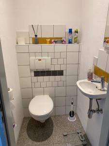 łazienka z toaletą i umywalką w obiekcie Zentrale Ferienwohnung mit Balkon in Aachen w Akwizgranie