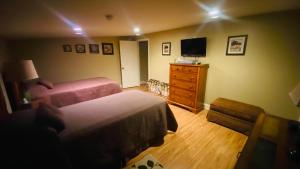 En eller flere senge i et værelse på Resort Lodging at Venice Marina w/ WIFI + Private Dock