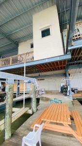 En balkon eller terrasse på Resort Lodging at Venice Marina w/ WIFI + Private Dock