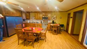 Køkken eller tekøkken på Resort Lodging at Venice Marina w/ WIFI + Private Dock + 23 billeder