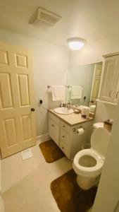 Et badeværelse på Resort Lodging at Venice Marina w/ WIFI + Private Dock