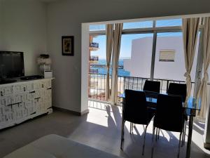 une salle à manger avec une table et une grande fenêtre dans l'établissement Vistal al mar Palasiet, à Era de Soler