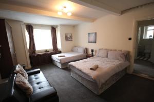 Eversley Gardens -Apt A