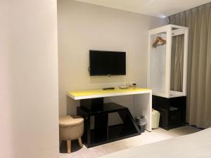 TV a/nebo společenská místnost v ubytování Wholesome Hotel
