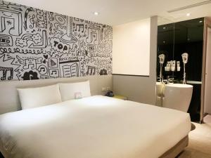 Postel nebo postele na pokoji v ubytování Wholesome Hotel