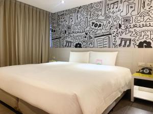 Postel nebo postele na pokoji v ubytování Wholesome Hotel