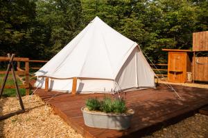 a white tent sitting on a wooden deck at U hraběte Kinského s nádechem Safari in Kněžičky