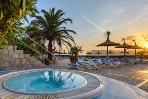 Bazén v ubytování Hotel Vibra Beverly Playa nebo v jeho okolí