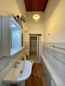 łazienka z umywalką i toaletą w obiekcie Villa Rica w mieście Patti