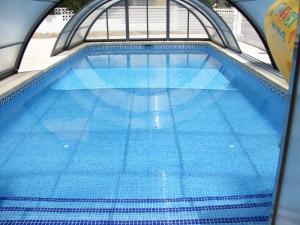 una gran piscina con agua azul. en Villa de La Paz, en La Nucía