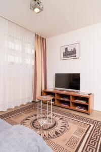 sala de estar con TV y mesa en Apartments Favoriten, en Viena