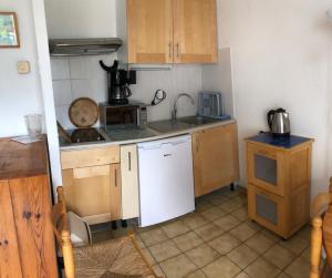a small kitchen with a sink and a refrigerator at Vacances à Bidart-Plage in Bidart