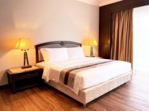 Voodi või voodid majutusasutuse Grand Darul Makmur Hotel Kuantan toas