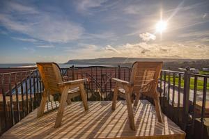 2 sillas sentadas en un balcón con vistas al océano en Victoria Hotel, en Whitby
