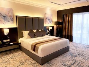 Voodi või voodid majutusasutuse Grand Darul Makmur Hotel Kuantan toas