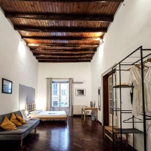 a living room with a wooden ceiling and a couch at B&B Bandiera 77 in Palermo