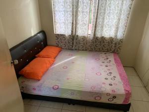 Postel nebo postele na pokoji v ubytování Homestay DI Kota Samarahan