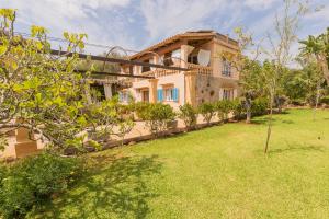 a large house with a yard in front of it at Villa Dolce Vita in Portocolom