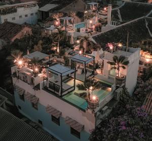 una vista aérea de un edificio por la noche con luces en Hotel Casa Lola Deluxe Gallery, en Cartagena de Indias