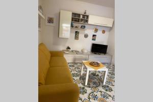 sala de estar con sofá y mesa en AffIttasi Casa Giuseppe, en Procida