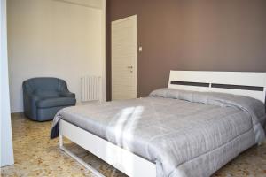 Un pat sau paturi într-o cameră la Home Naples