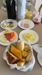een tafel met borden sandwiches en andere voedingsmiddelen bij Salinas Resorts Exclusive, Premium e Park - Elcias Silva in Salinópolis