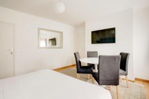 a white room with a table and chairs at Les Chambres Lune in Saint-Aignan
