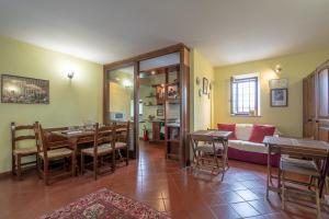 sala de estar con mesa y sofá en La Valle B&B, en Asti