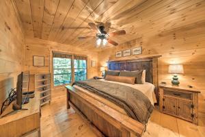 Ένα ή περισσότερα κρεβάτια σε δωμάτιο στο Blue Ridge Hideaway with Fire Pit and Mtn Views!