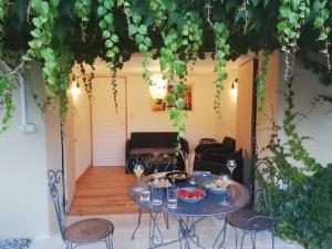 una mesa con copas de vino y fruta en el patio en chez ma mie, en Théziers