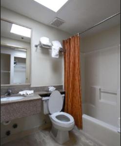 
A bathroom at Rodeway Inn South Miami - Coral Gables South Miami
