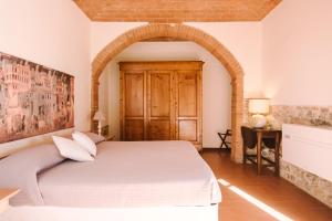 Un pat sau paturi într-o cameră la Relais Riserva di Fizzano
