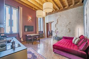 A television and/or entertainment centre at Corte Rubbi 7 Deluxe Apartment