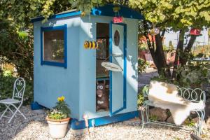 una casa de juegos azul con una puerta en un patio en Ferienparadies Reifnhof, en Riedering