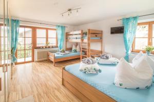 1 dormitorio con 2 camas y 1 litera en Ferienparadies Reifnhof, en Riedering