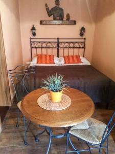 Penzion Fermata في أوسترافا: غرفة نوم بسرير وطاولة وكراسي