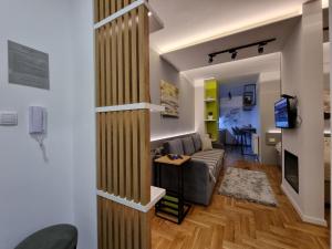 a living room with a couch and a wall with a column at Apartman Golden Lux 1 in Pale