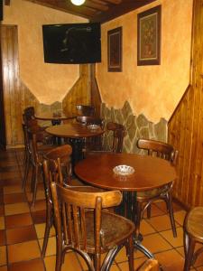 ボイロにあるPension Vagalumeのテーブルと椅子、壁掛けテレビのあるレストラン