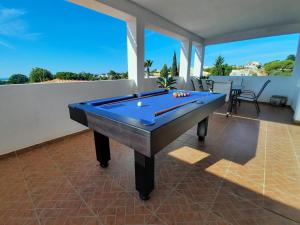 una mesa de billar en una habitación con balcón en Villa Quinta do Algarve, en Albufeira