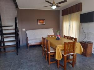 a dining room with a table and a bed at El Remanso de Colón in Colón