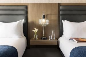 Postel nebo postele na pokoji v ubytování Scottsdale Plaza Resort